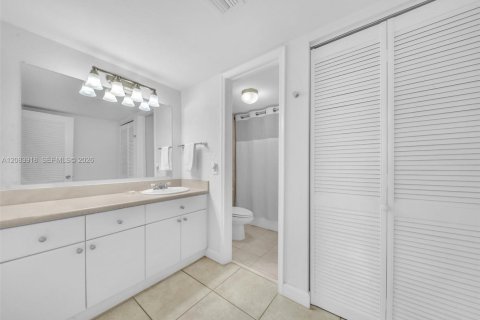 Copropriété à vendre à Miami Beach, Floride: 2 chambres, 102.19 m2 № 2352815 - photo 17