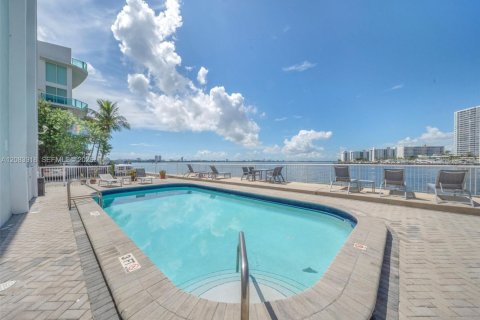 Copropriété à vendre à Miami Beach, Floride: 2 chambres, 102.19 m2 № 2352815 - photo 27