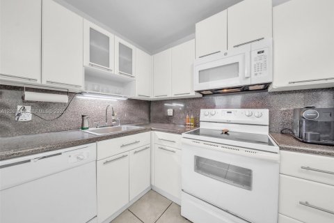 Copropriété à vendre à Miami Beach, Floride: 2 chambres, 102.19 m2 № 2352815 - photo 12