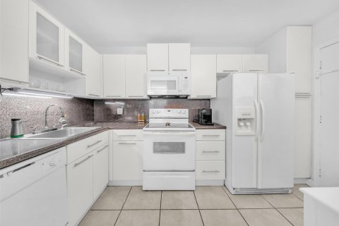 Copropriété à vendre à Miami Beach, Floride: 2 chambres, 102.19 m2 № 2352815 - photo 11