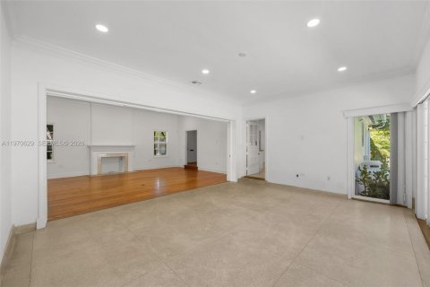House in Coral Gables, Florida 4 bedrooms, 312.62 sq.m. № 2031437 - photo 14