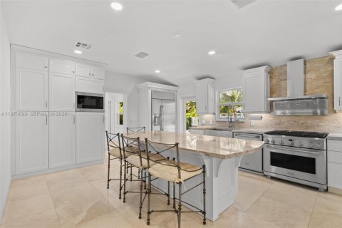 House in Coral Gables, Florida 4 bedrooms, 312.62 sq.m. № 2031437 - photo 20