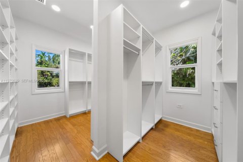 House in Coral Gables, Florida 4 bedrooms, 312.62 sq.m. № 2031437 - photo 26