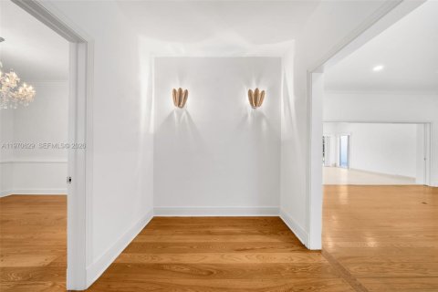 House in Coral Gables, Florida 4 bedrooms, 312.62 sq.m. № 2031437 - photo 6