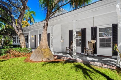 House in Coral Gables, Florida 4 bedrooms, 312.62 sq.m. № 2031437 - photo 3