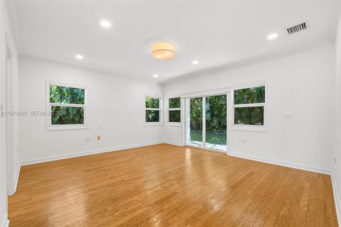 House in Coral Gables, Florida 4 bedrooms, 312.62 sq.m. № 2031437 - photo 24