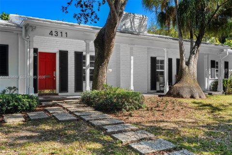 House in Coral Gables, Florida 4 bedrooms, 312.62 sq.m. № 2031437 - photo 2