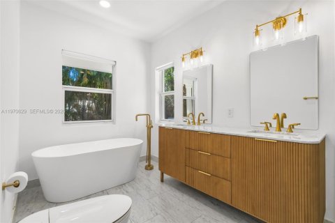 House in Coral Gables, Florida 4 bedrooms, 312.62 sq.m. № 2031437 - photo 27
