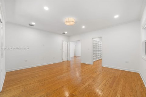 House in Coral Gables, Florida 4 bedrooms, 312.62 sq.m. № 2031437 - photo 23