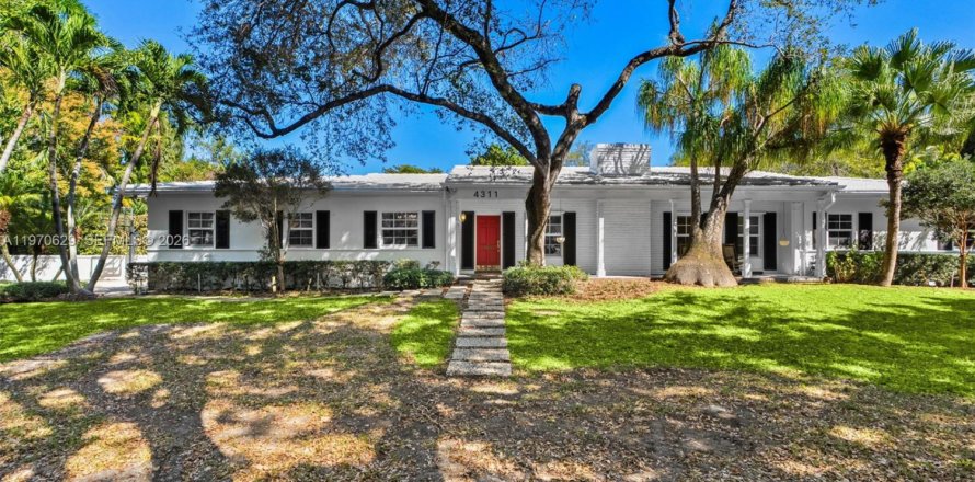 House in Coral Gables, Florida 4 bedrooms, 312.62 sq.m. № 2031437