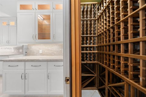 House in Coral Gables, Florida 4 bedrooms, 312.62 sq.m. № 2031437 - photo 21