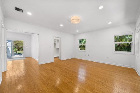 House in Coral Gables, Florida 4 bedrooms, 312.62 sq.m. № 2031437 - photo 25