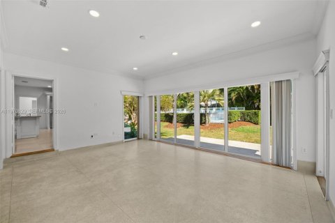 House in Coral Gables, Florida 4 bedrooms, 312.62 sq.m. № 2031437 - photo 13