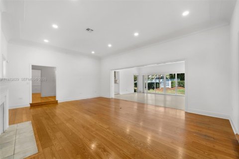 House in Coral Gables, Florida 4 bedrooms, 312.62 sq.m. № 2031437 - photo 10