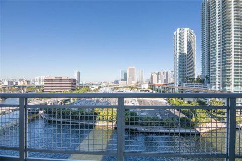 Condo in Miami, Florida, 1 bedroom  № 1953654 - photo 17