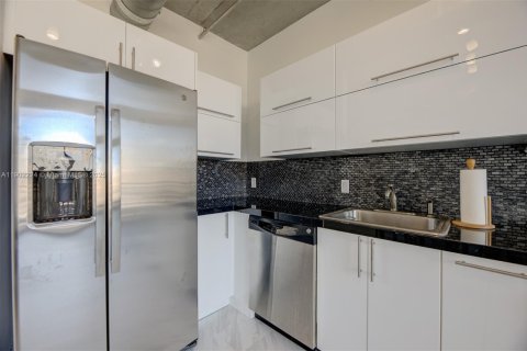 Condo in Miami, Florida, 1 bedroom  № 1953654 - photo 14