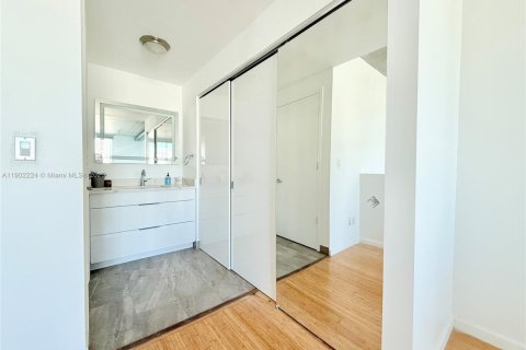 Condo in Miami, Florida, 1 bedroom  № 1953654 - photo 26