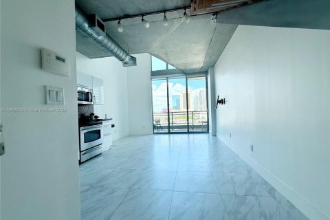 Condo in Miami, Florida, 1 bedroom  № 1953654 - photo 5
