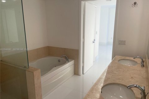 Condo in Miami, Florida, 2 bedrooms № 2263175 - photo 13