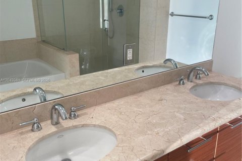 Condo in Miami, Florida, 2 bedrooms № 2263175 - photo 12