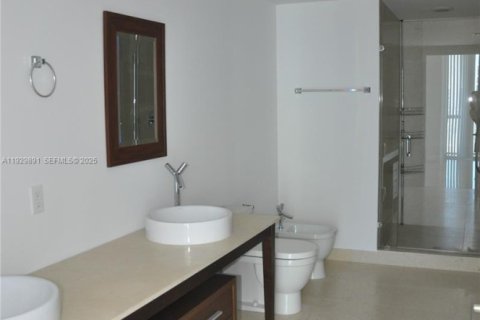 Condo in Miami, Florida, 2 bedrooms № 1990070 - photo 7