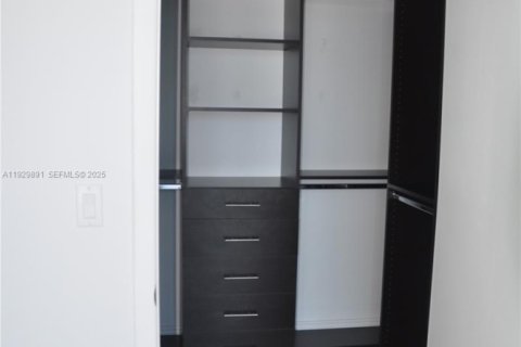 Condo in Miami, Florida, 2 bedrooms № 1990070 - photo 9