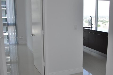 Condo in Miami, Florida, 2 bedrooms № 1990070 - photo 10