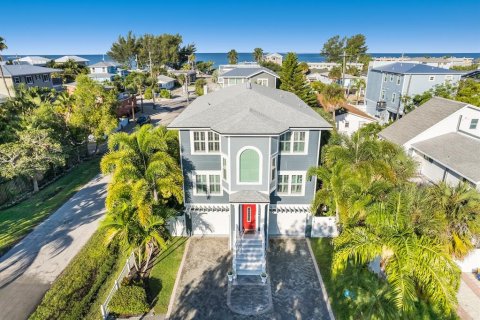 House in Bradenton Beach, Florida 4 bedrooms, 263.1 sq.m. № 1574911 - photo 1