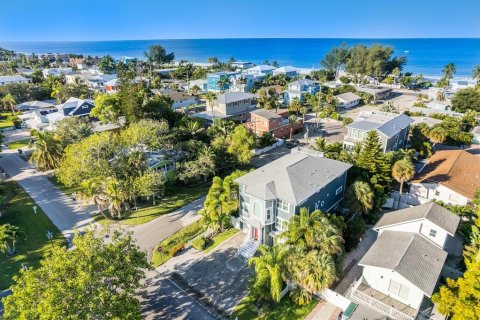 House in Bradenton Beach, Florida 4 bedrooms, 263.1 sq.m. № 1574911 - photo 3