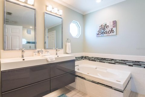House in Bradenton Beach, Florida 4 bedrooms, 263.1 sq.m. № 1574911 - photo 26