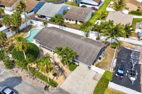 House in Boynton Beach, Florida 3 bedrooms, 188.78 sq.m. № 1179776 - photo 1