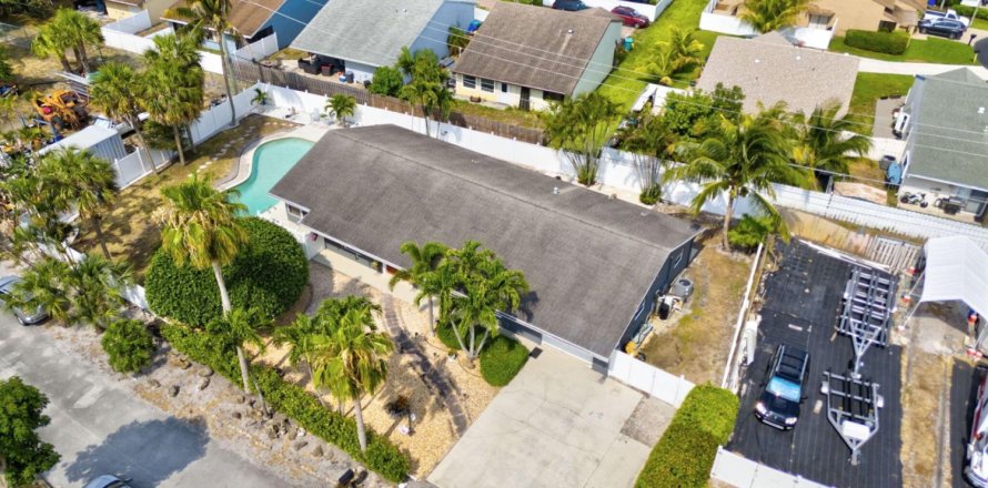 House in Boynton Beach, Florida 3 bedrooms, 188.78 sq.m. № 1179776