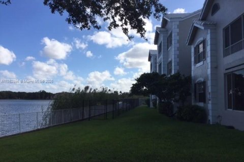 Condo in Oakland Park, Florida, 1 bedroom  № 1861239 - photo 9