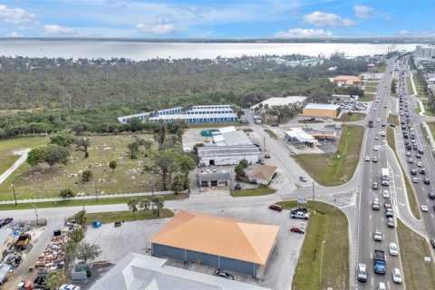 Propiedad comercial en alquiler en Punta Gorda, Florida, 557.41 m2 № 1733699 - foto 16