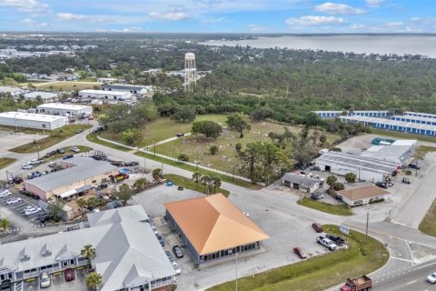 Propiedad comercial en alquiler en Punta Gorda, Florida, 557.41 m2 № 1733699 - foto 22