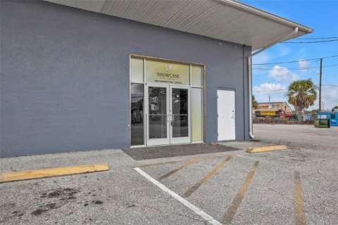 Propiedad comercial en alquiler en Punta Gorda, Florida, 557.41 m2 № 1733699 - foto 2