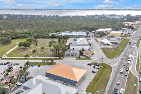 Propiedad comercial en alquiler en Punta Gorda, Florida, 557.41 m2 № 1733699 - foto 17
