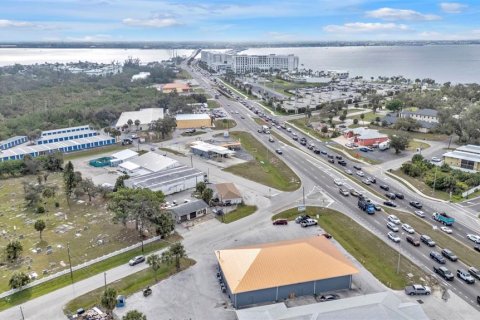Propiedad comercial en alquiler en Punta Gorda, Florida, 557.41 m2 № 1733699 - foto 15