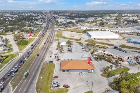 Propiedad comercial en alquiler en Punta Gorda, Florida, 557.41 m2 № 1733699 - foto 3