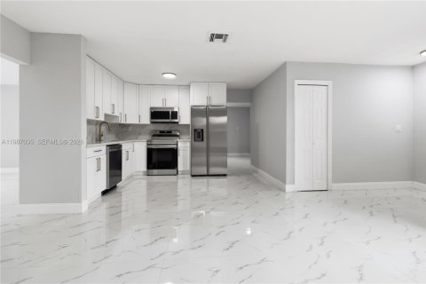 House in North Lauderdale, Florida 3 bedrooms, 133.59 sq.m. № 2050745 - photo 8