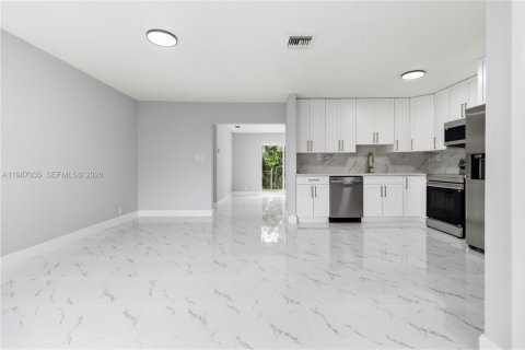 House in North Lauderdale, Florida 3 bedrooms, 133.59 sq.m. № 2050745 - photo 4