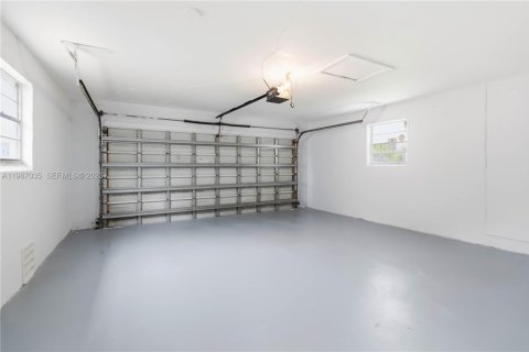 House in North Lauderdale, Florida 3 bedrooms, 133.59 sq.m. № 2050745 - photo 10