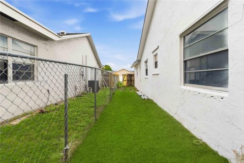 House in North Lauderdale, Florida 3 bedrooms, 133.59 sq.m. № 2050745 - photo 28