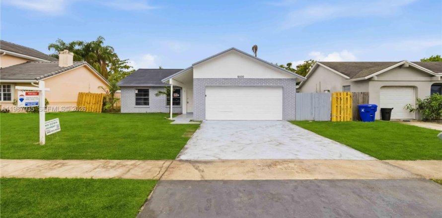 House in North Lauderdale, Florida 3 bedrooms, 133.59 sq.m. № 2050745