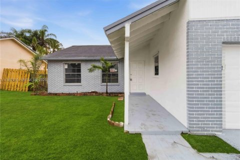 House in North Lauderdale, Florida 3 bedrooms, 133.59 sq.m. № 2050745 - photo 30