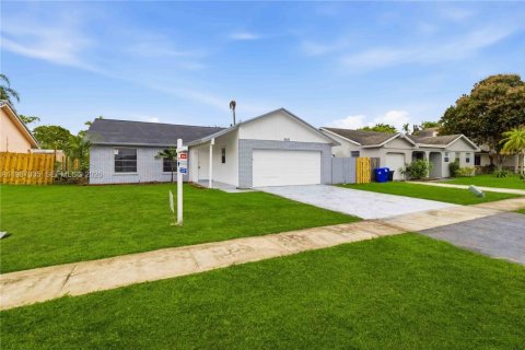 House in North Lauderdale, Florida 3 bedrooms, 133.59 sq.m. № 2050745 - photo 3