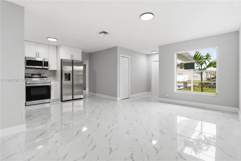 House in North Lauderdale, Florida 3 bedrooms, 133.59 sq.m. № 2050745 - photo 6
