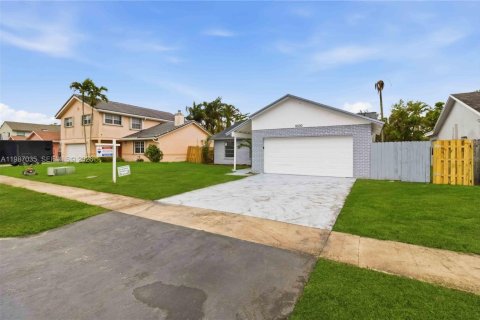 House in North Lauderdale, Florida 3 bedrooms, 133.59 sq.m. № 2050745 - photo 2