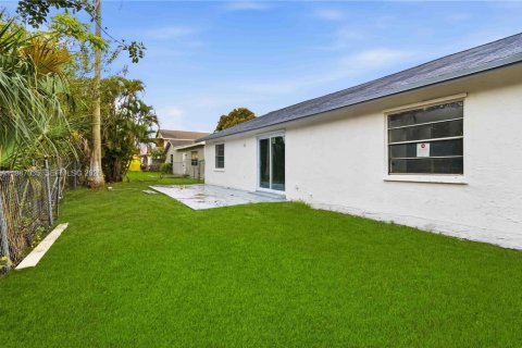 House in North Lauderdale, Florida 3 bedrooms, 133.59 sq.m. № 2050745 - photo 27