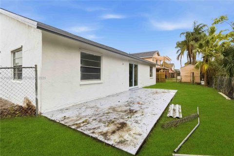 House in North Lauderdale, Florida 3 bedrooms, 133.59 sq.m. № 2050745 - photo 25